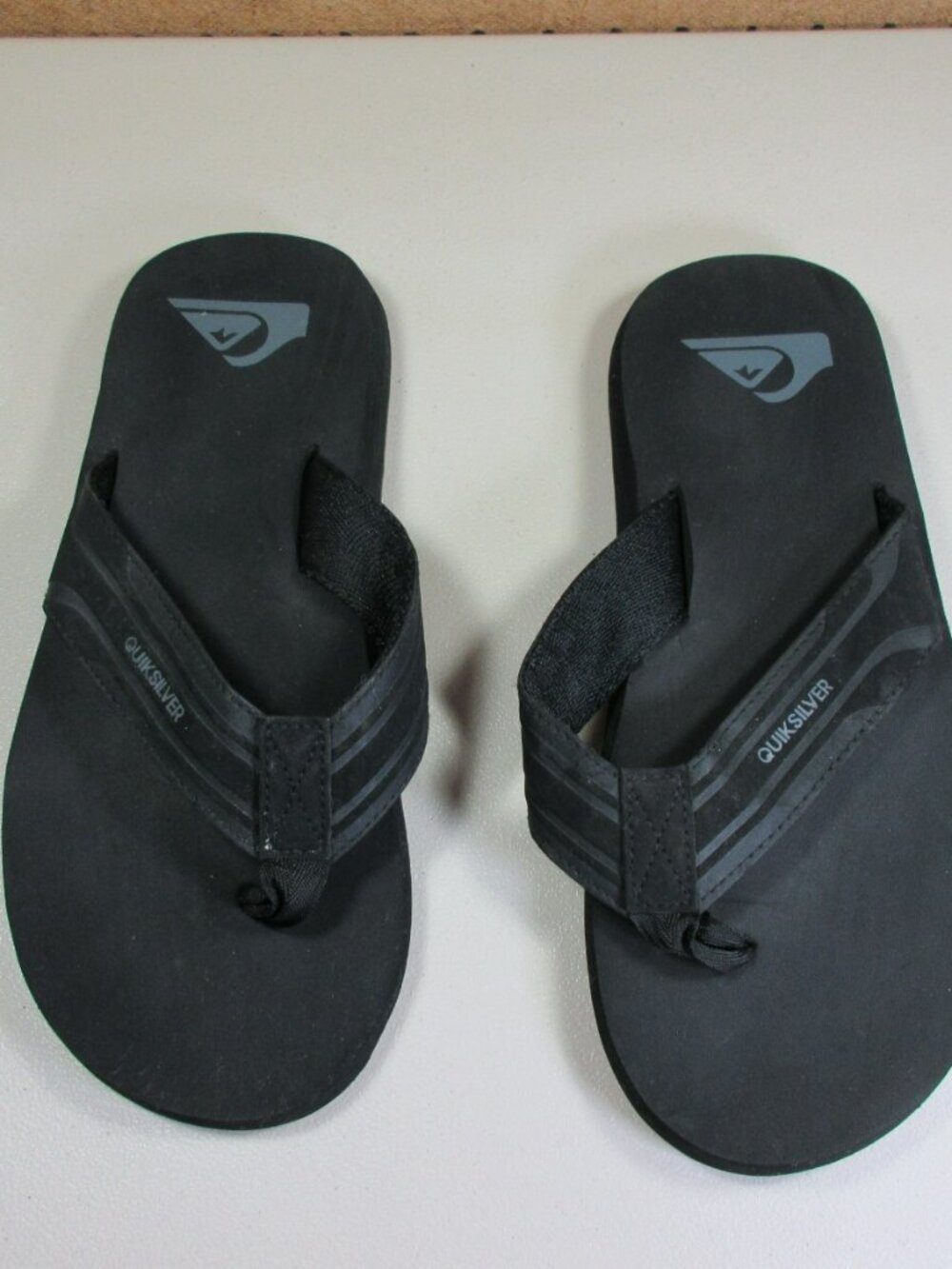 QuikSilver mens black Monkey Wrench thong sandals 8 M